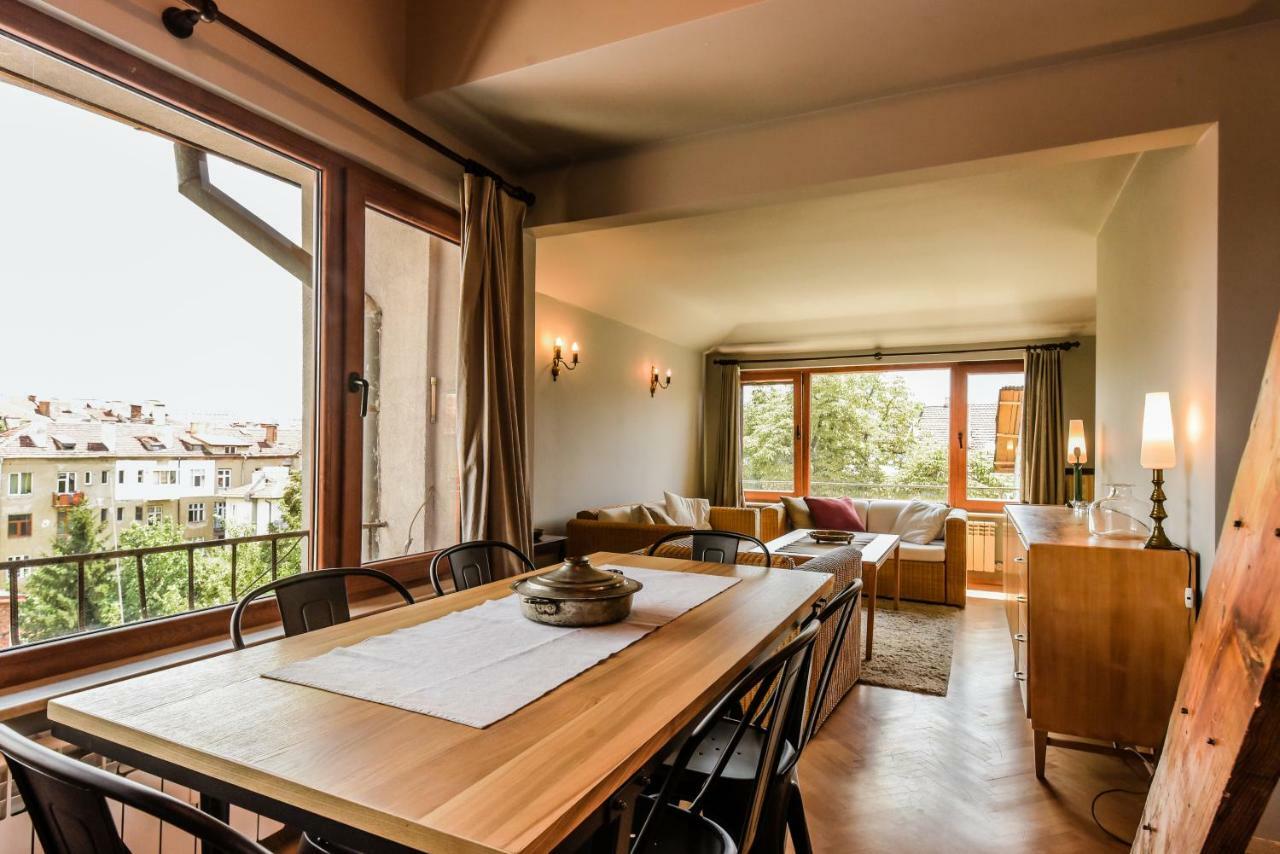 Three Levelled Art In The Heart Of Apartment
